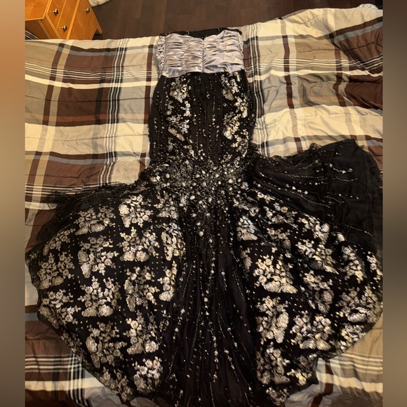 Sherri hill couture mermaid dress, size 14 - Picture 5 of 8